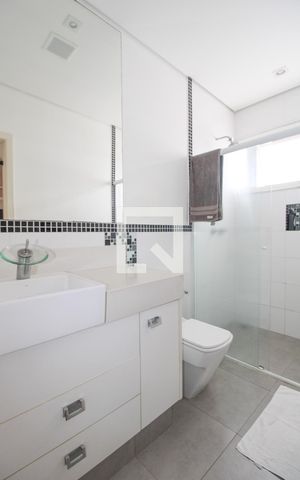 Casa à venda com 330m², 5 quartos e 3 vagas Casa à venda com 330m², 5 quartos e 3 vagasBanheiro do Quarto 4 (suíte)