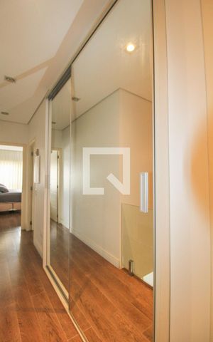Casa à venda com 330m², 5 quartos e 3 vagas Casa à venda com 330m², 5 quartos e 3 vagasCorredor