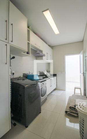 Casa à venda com 330m², 5 quartos e 3 vagas Casa à venda com 330m², 5 quartos e 3 vagasÁrea de Serviço