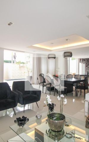Casa à venda com 330m², 5 quartos e 3 vagas Casa à venda com 330m², 5 quartos e 3 vagasSala de estar e jantar