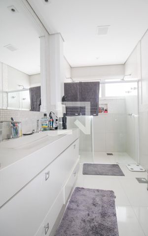 Casa à venda com 330m², 5 quartos e 3 vagas Casa à venda com 330m², 5 quartos e 3 vagasBanheiro do Quarto 5 (suíte master)