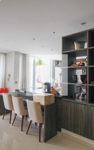 Casa à venda com 330m², 5 quartos e 3 vagas Casa à venda com 330m², 5 quartos e 3 vagasCozinha