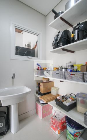 Casa à venda com 330m², 5 quartos e 3 vagas Casa à venda com 330m², 5 quartos e 3 vagasCozinha - Despensa