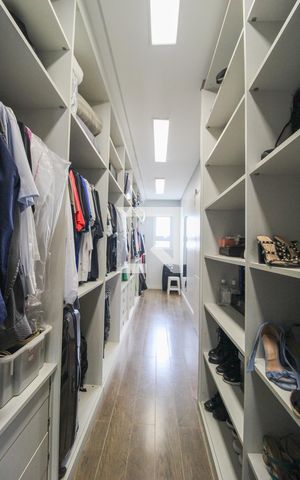 Casa à venda com 330m², 5 quartos e 3 vagas Casa à venda com 330m², 5 quartos e 3 vagasQuarto 5 (suíte master) - Closet