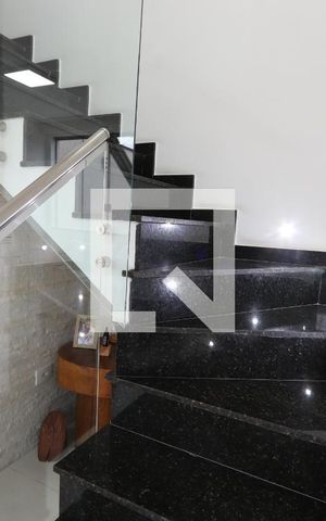 Casa para alugar com 110m², 3 quartos e 3 vagasEscadas