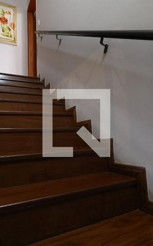 Casa à venda com 250m², 3 quartos e 4 vagasEscada para piso superior