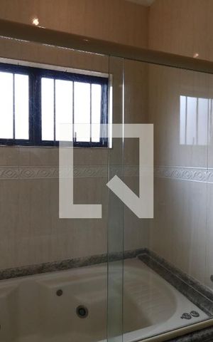 Casa à venda com 250m², 3 quartos e 4 vagasBanheiro Suíte 2 - Box