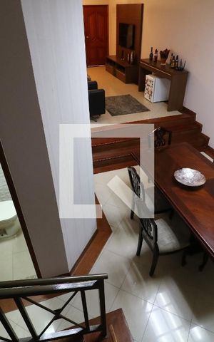Casa à venda com 250m², 3 quartos e 4 vagasEscada para piso superior