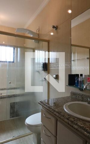 Casa à venda com 250m², 3 quartos e 4 vagasBanheiro Suíte 2