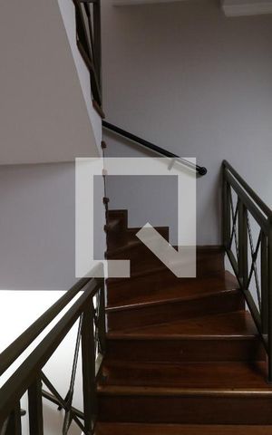Casa à venda com 250m², 3 quartos e 4 vagasEscada para piso superior