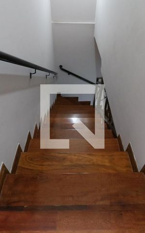 Casa à venda com 250m², 3 quartos e 4 vagasEscada para piso superior