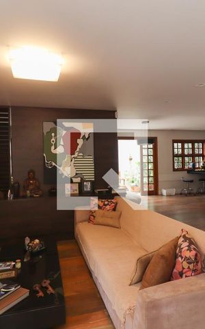 Casa à venda com 695m², 5 quartos e 7 vagas Casa à venda com 695m², 5 quartos e 7 vagasSala