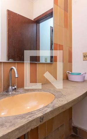 Casa à venda com 400m², 5 quartos e 5 vagasQuintal dos Fundos - Banheiro 