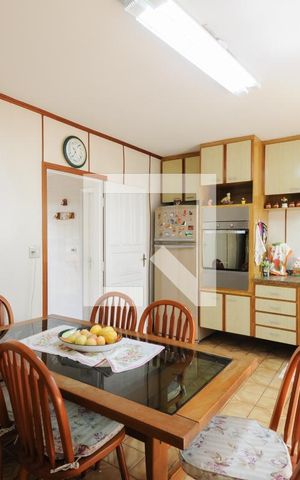 Casa à venda com 267m², 3 quartos e 4 vagas Casa à venda com 267m², 3 quartos e 4 vagasCozinha - Armários