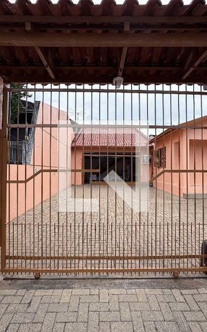 Casa à venda com 169m², 2 quartos e 2 vagas Casa à venda com 169m², 2 quartos e 2 vagasFachada