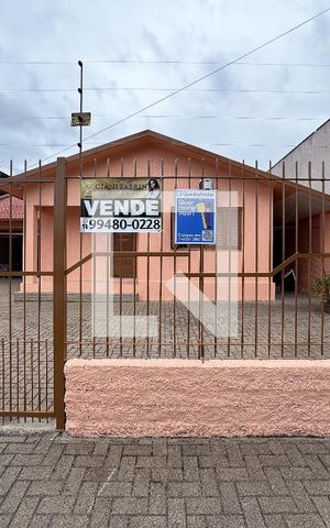 Casa à venda com 169m², 2 quartos e 2 vagas Casa à venda com 169m², 2 quartos e 2 vagasFachada