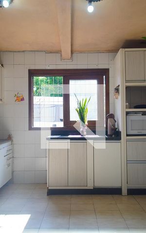 Casa à venda com 300m², 4 quartos e 2 vagas Casa à venda com 300m², 4 quartos e 2 vagasCozinha
