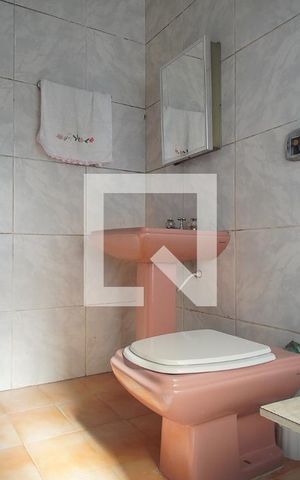 Casa à venda com 300m², 4 quartos e 2 vagas Casa à venda com 300m², 4 quartos e 2 vagasBanheiro