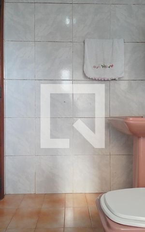 Casa à venda com 300m², 4 quartos e 2 vagas Casa à venda com 300m², 4 quartos e 2 vagasBanheiro