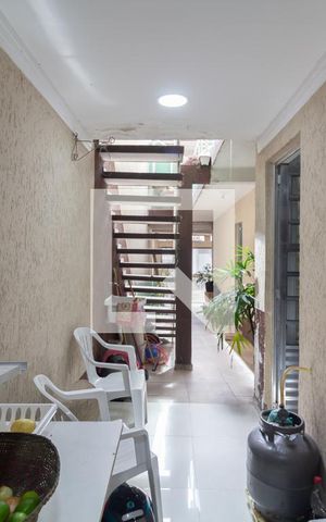 Casa à venda com 298m², 5 quartos e 3 vagas Casa à venda com 298m², 5 quartos e 3 vagasCorredor