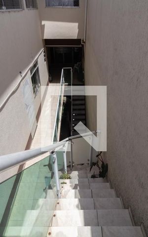 Casa à venda com 298m², 5 quartos e 3 vagas Casa à venda com 298m², 5 quartos e 3 vagasEscada