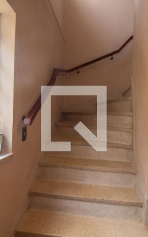 Casa para alugar com 200m², 5 quartos e 2 vagas Casa para alugar com 200m², 5 quartos e 2 vagasEscada