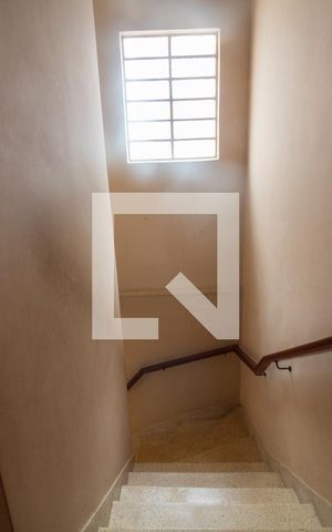 Casa para alugar com 200m², 5 quartos e 2 vagas Casa para alugar com 200m², 5 quartos e 2 vagasEscada