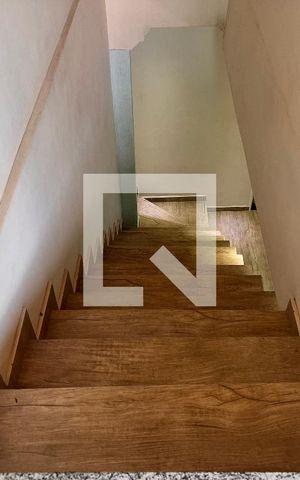 Casa para alugar com 180m², 2 quartos e sem vaga Casa para alugar com 180m², 2 quartos e sem vagaEscada terceiro andar