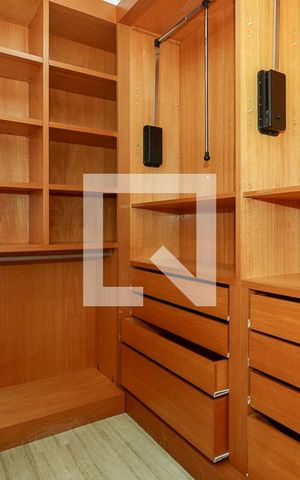Casa de condomínio à venda com 247m², 3 quartos e 3 vagasCloset da suíte