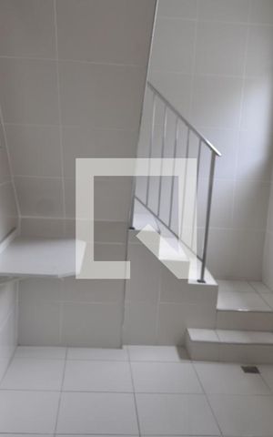 Casa de condomínio à venda com 130m², 3 quartos e 1 vagaEscada