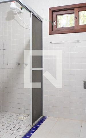 Casa para alugar com 300m², 4 quartos e 5 vagasBanheiro corredor