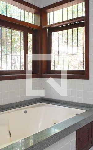 Casa para alugar com 300m², 4 quartos e 5 vagasBanheiro suite