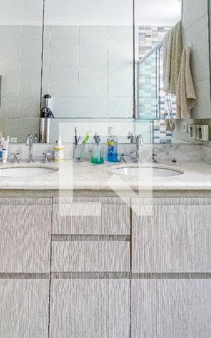 Apartamento para alugar com 238m², 3 quartos e 3 vagas Apartamento para alugar com 238m², 3 quartos e 3 vagasBanheiro da Suíte