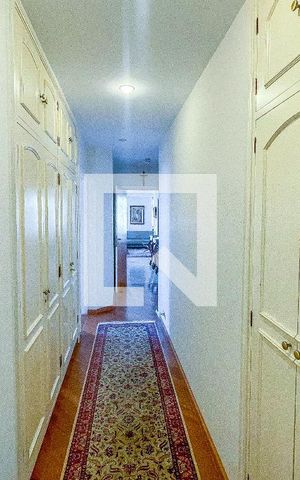 Apartamento para alugar com 238m², 3 quartos e 3 vagas Apartamento para alugar com 238m², 3 quartos e 3 vagasRoupeiro