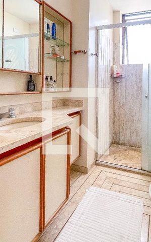 Apartamento para alugar com 238m², 3 quartos e 3 vagas Apartamento para alugar com 238m², 3 quartos e 3 vagasBanheiro da Suíte 1