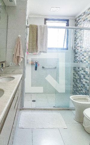 Apartamento para alugar com 238m², 3 quartos e 3 vagas Apartamento para alugar com 238m², 3 quartos e 3 vagasBanheiro da Suíte