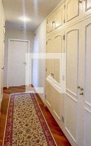 Apartamento para alugar com 238m², 3 quartos e 3 vagas Apartamento para alugar com 238m², 3 quartos e 3 vagasRoupeiro
