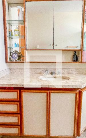 Apartamento para alugar com 238m², 3 quartos e 3 vagas Apartamento para alugar com 238m², 3 quartos e 3 vagasBanheiro da Suíte 1