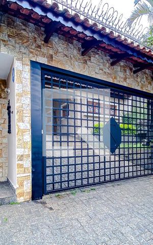 Casa à venda com 365m², 4 quartos e 4 vagasFachada