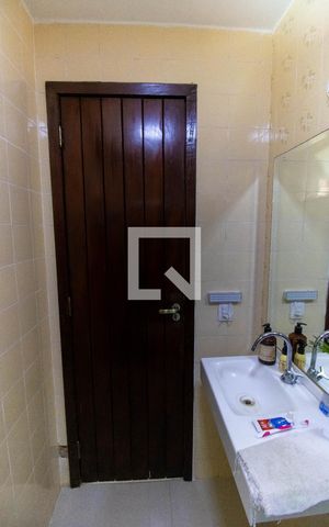 Casa de condomínio à venda com 370m², 4 quartos e 3 vagas Casa de condomínio à venda com 370m², 4 quartos e 3 vagasBanheiro de serviço