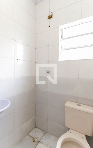 Casa à venda com 60m², 1 quarto e sem vaga Casa à venda com 60m², 1 quarto e sem vagaBanheiro