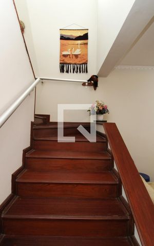 Casa à venda com 280m², 4 quartos e 5 vagasEscada