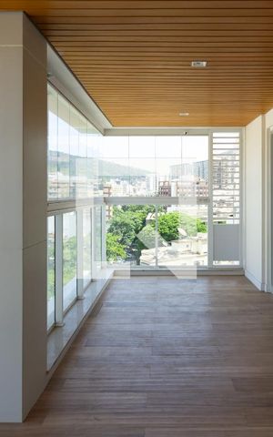 Apartamento à venda com 140m², 3 quartos e 2 vagas Apartamento à venda com 140m², 3 quartos e 2 vagasDetalhe da varanda da sala