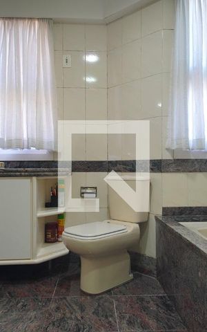 Apartamento à venda com 221m², 4 quartos e 3 vagas Apartamento à venda com 221m², 4 quartos e 3 vagasBanheiro da Suíte