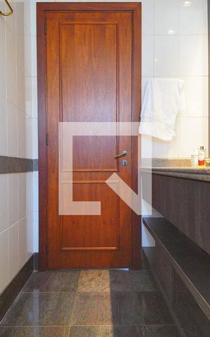 Apartamento à venda com 221m², 4 quartos e 3 vagas Apartamento à venda com 221m², 4 quartos e 3 vagasBanheiro 1