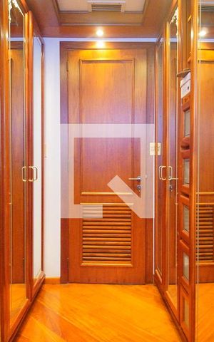 Apartamento à venda com 221m², 4 quartos e 3 vagas Apartamento à venda com 221m², 4 quartos e 3 vagasCloset da suíte