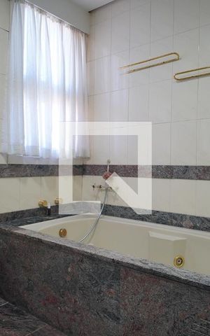 Apartamento à venda com 221m², 4 quartos e 3 vagas Apartamento à venda com 221m², 4 quartos e 3 vagasBanheiro da Suíte