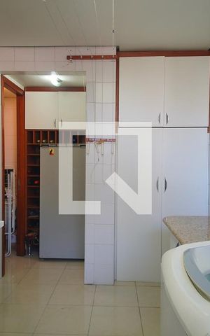 Apartamento à venda com 221m², 4 quartos e 3 vagas Apartamento à venda com 221m², 4 quartos e 3 vagasÁrea de Serviço