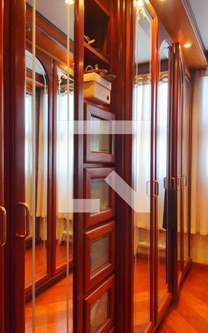 Apartamento à venda com 221m², 4 quartos e 3 vagas Apartamento à venda com 221m², 4 quartos e 3 vagasCloset da suíte