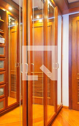 Apartamento à venda com 221m², 4 quartos e 3 vagas Apartamento à venda com 221m², 4 quartos e 3 vagasCloset da suíte